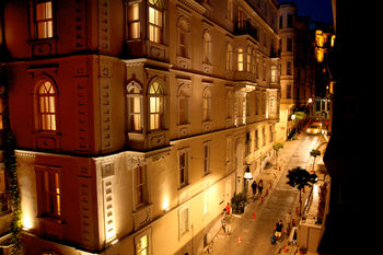 Adahan DeCamondo Pera, Autograph Collection in Istanbul